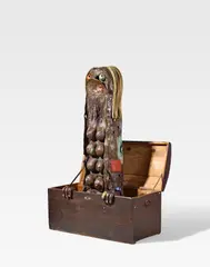 Uwe Henneken, Mutter Vanguard, 2008, Bemalte Bronze, Nägel, Stacheldraht in Holzkiste