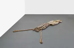 David Zink Yi, Ohne Titel (Architeuthis), 2010, Keramik, beschichtet mit Kupfer und Blei