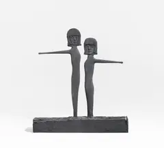 Mark Manders, Two Wooden Girls with Yellow Drumsticks, 2012, Holz, Leder(?) und Nagel dunkelbraun übermalt