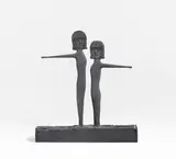 Mark Manders, Two Wooden Girls with Yellow Drumsticks, 2012, Holz, Leder(?) und Nagel dunkelbraun übermalt
