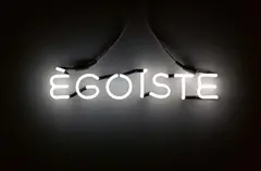 Sylvie Fleury, "Egoiste", 2000, Neonröhren, Kabel und Elektrifizierung