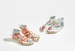 Liguo Liu, Foot Steps (2 Paar), 2005, Jeweils: Keramik, bemalt und glasiert