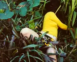 Naomi Fisher, Ohne Titel (Yellow Shirt), 2000, Cibachrome Print