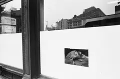 "NYC" by Lee Friedlander, 1964. Späterer Abzug (1990er), Gelatinesilberabzug, sold Jun 2022