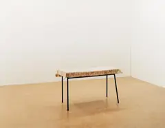 Ricarda Roggan, Tisch mit schwarzen Beinen, 2003, C-Print