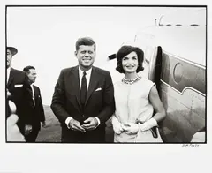 Bill Ray, Ohne Titel (John F. Kennedy and Jackie arriving), 1960, Späterer Abzug. Gelatinesilberabzug