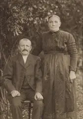 Bauernpaar by August Sander, 1920er Jahre, Gelatinesilberabzug. 15,5 x 11cm, sold Jun 2021