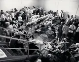 Santiago Sierra, Ohne Titel (133 Personas remuneradas para tenir su pelo de rubio), 2001, C-Print