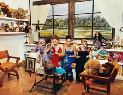 Daniela Rossell, Ohne Titel (Maria, Haydee, Paulina &amp; Claudia in Playroom, Tabasco Mexico), 2002, C-Print