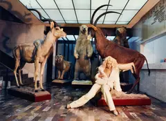 Daniela Rossell, Ohne Titel (Janita in her father' s office, Monterrey, Mexico), 2000, C-Print