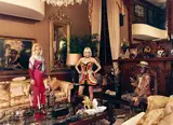 Daniela Rossell, Ohne Titel (Inge and her mother Emma in living room, Mexico City), 2000, C-Print