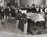 Anonym, President Kennedy lies in state, US Capitol. Jackie, Robert and Ted Kennedy pay respects, 1963, Gelatinesilberabzug