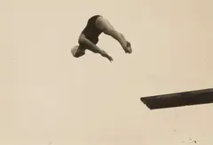 Ohne Titel (Turmspringerin) by Anonym, Um 1930, Gelatinesilberabzug, sold Jun 2022