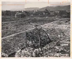 Hiroshima Devastation by Anonym, 1945. Abzug von 1955, Gelatinesilberabzug (Pressefoto -  U.S. Army Photograph), sold Jun 2022