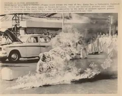 Anonym, Vietnam War - Monk Commits Suicide, 1963. Abzug von 1985, Gelatinesilberabzug (Pressefoto - Associated Press)