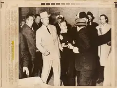 Lee Harvey Oswald fatally shot by Jack Ruby by Robert H. Jackson, 1973, Gelatinesilberabzug (Pressefoto - Dallas Time-Herald), sold Jun 2022