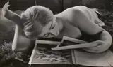 Herbert List, "Germanisches Mädchen (sich für Hanfstängls Kunstdrucke interessierend)"