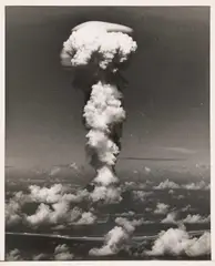 Harry Leder, Atomic smoke over Bikini, July 1st, 1946, 1946. Späterer Abzug, Gelatinesilberabzug (Pressefoto - United Press Photo)