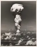 Harry Leder, Atomic smoke over Bikini, July 1st, 1946, 1946. Späterer Abzug, Gelatinesilberabzug (Pressefoto - United Press Photo)