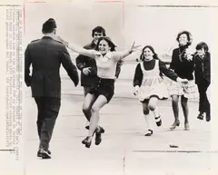 Slava Veder, Burst of Joy, 1973, Gelatinesilberabzug (Pressefoto - Associated Press)