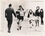 Slava Veder, Burst of Joy, 1973, Gelatinesilberabzug (Pressefoto - Associated Press)