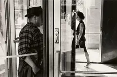 "NYC" by Lee Friedlander, 1963. Späterer Abzug (1990er), Gelatinesilberabzug, sold Jun 2022