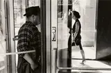"NYC" by Lee Friedlander, 1963. Späterer Abzug (1990er), Gelatinesilberabzug, sold Jun 2022