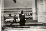"N.O." (New Orleans) by Lee Friedlander, 1966. Späterer Abzug (1990er), Gelatinesilberabzug, sold Jun 2022