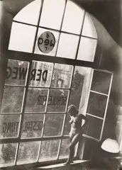 Anonym, Akt am Fenster, um 1930, Gelatinesilberabzug