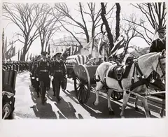 Anonym, JFK's body makes the traditional trip from the White House to the Capitol on a horse drawn caisson, 1963, Gelatinesilberabzug