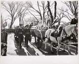 Anonym, JFK's body makes the traditional trip from the White House to the Capitol on a horse drawn caisson, 1963, Gelatinesilberabzug