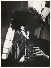 Eva Besnyö, Selfportrait with camera, 1931 (1960er). Späterer Anzug, Gelatinesilberabzug