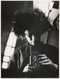 Eva Besnyö, Selfportrait with camera, 1931 (1960er). Späterer Anzug, Gelatinesilberabzug