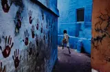 Steve McCurry, Boy in mid-flight, Jodhpur, India