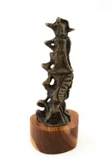 VÍCTOR CHA'CA by Lote Con Precio de Recuperación, Escultura en bronce con base de madera, offered Feb 2022