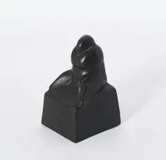 Hede Bühl, Sitzende Figur, Bronze, braun patiniert