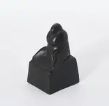 Hede Bühl, Sitzende Figur, Bronze, braun patiniert