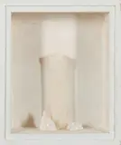 C. A. (Alexander Hatzl) Wasserburger, Ohne Titel, 1980, Objektkasten mit Mull, Gips und Farbe
