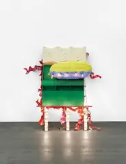 Richard Tuttle, Sentences IV. Aus der Serie: Twenty Floor Drawings, 1989, Mixed Media (Holz, Blech, Styropor, Eisenstangen, Leinwandstoff, Farbe, Draht, Tackerklammern, Lichterkette, Lampenfassungen und Glühbirnen)