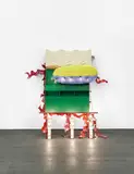 Richard Tuttle, Sentences IV. Aus der Serie: Twenty Floor Drawings, 1989, Mixed Media (Holz, Blech, Styropor, Eisenstangen, Leinwandstoff, Farbe, Draht, Tackerklammern, Lichterkette, Lampenfassungen und Glühbirnen)