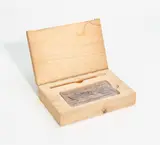 Joseph Beuys, Wirtschaftswert Signiertusche, 1983, Päckchen Signiertusche, mit handschriftlichem Zusatz, mit Glasfeder in Holzkasten