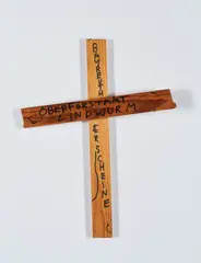 "WAFFENMUTTER NÄHRSEPP" by Jonathan Meese, Holzleisten, Nägel, handschriftlicher Zusatz, sold Nov 2020