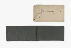 Franz Erhard Walther, Armstück (for having time), 1967, Graugrüne Stofftasche,  an einer Längsseite offen. In einer Leinentasche