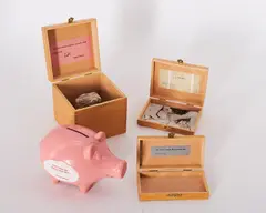 Robert Filliou, Optimistic Boxes No. 1-5, 1968-81, Serie von 5 Multiples. 1 Holzkiste mit Stein, 1 Holzkiste mit Foto, 1 Holzkiste mit Schach-Spiel, 1 Keramik-Sparschwein und 2 Etiketten