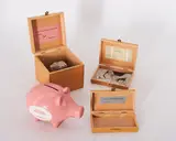 Robert Filliou, Optimistic Boxes No. 1-5, 1968-81, Serie von 5 Multiples. 1 Holzkiste mit Stein, 1 Holzkiste mit Foto, 1 Holzkiste mit Schach-Spiel, 1 Keramik-Sparschwein und 2 Etiketten