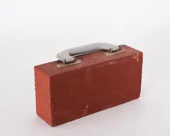 Robin Page, Portable (Köfferchen), 1969, Multiple. Brauner Ziegelstein mit Koffergriff