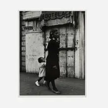 Max Yavno, Untitled (Mother and Daughter), gelatin silver print