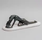 Firma Ilegible, Untitled, Escultura en bronce con base de mármol blanco