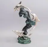 Martín Mendoza, Delfines nadadores, Escultura en resina con electrobaño de plata