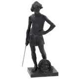 David by Después de Andrea del Verrocchio, Escultura en bronce con pátina color negro, offered Nov 2021